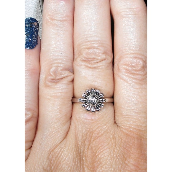 925 STERLING SILVER Dainty Little Sunflower Ring - Picture 12 of 16